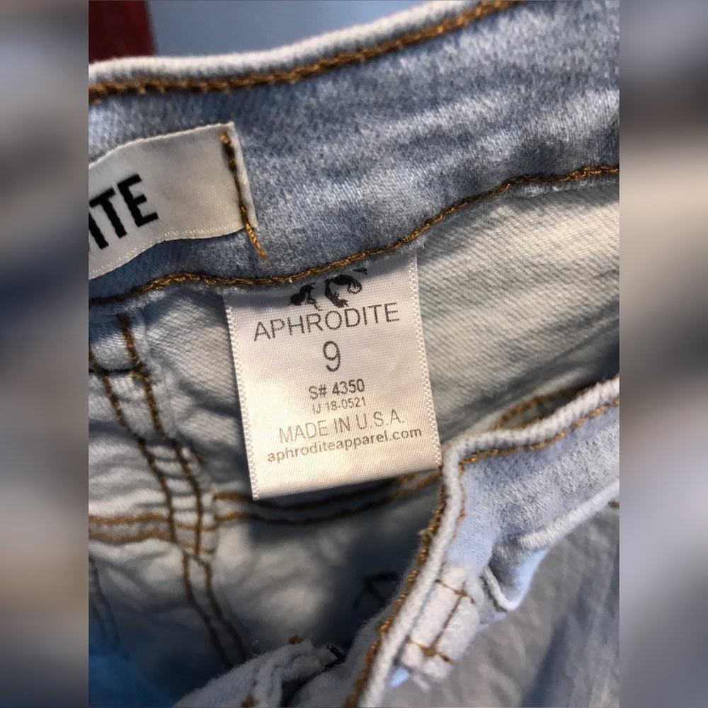 Light Wash Ripped Skinny Jeans - Picture 2 of 2